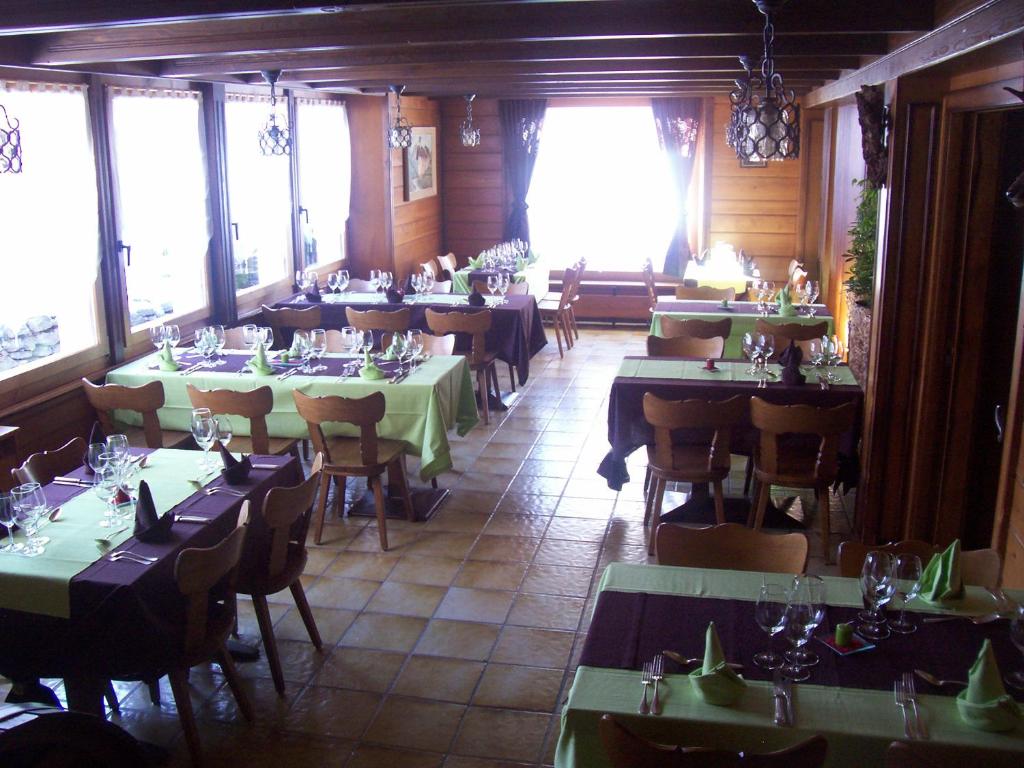 LiddesHôtel du Gd-St-Bernard的用餐室设有桌椅和窗户。