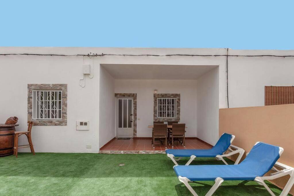 塔拉哈勒赫Casa Yamile的庭院配有2把蓝色的椅子和桌子