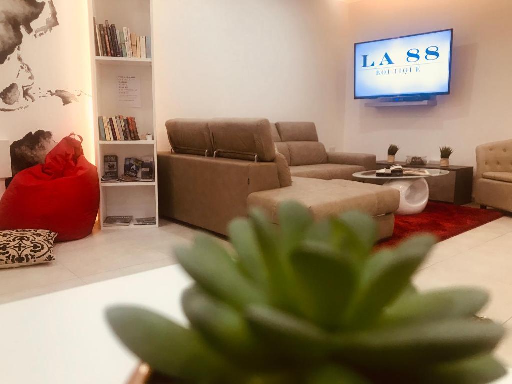 圣保罗湾城LA 88 Boutique的带沙发和电视的客厅