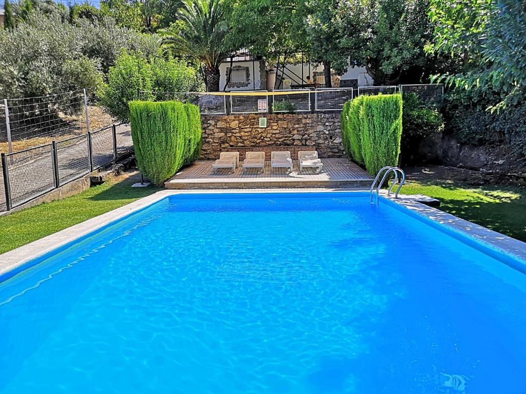 布伦切尔Casa el Rincon Cazorla的院子里的大型蓝色游泳池