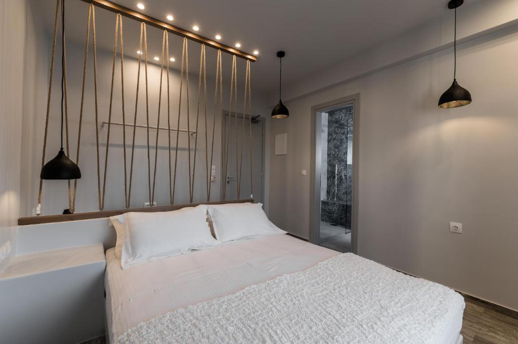 伊奥斯乔拉伊思富塔赛旅馆的一间卧室,床上方有灯
