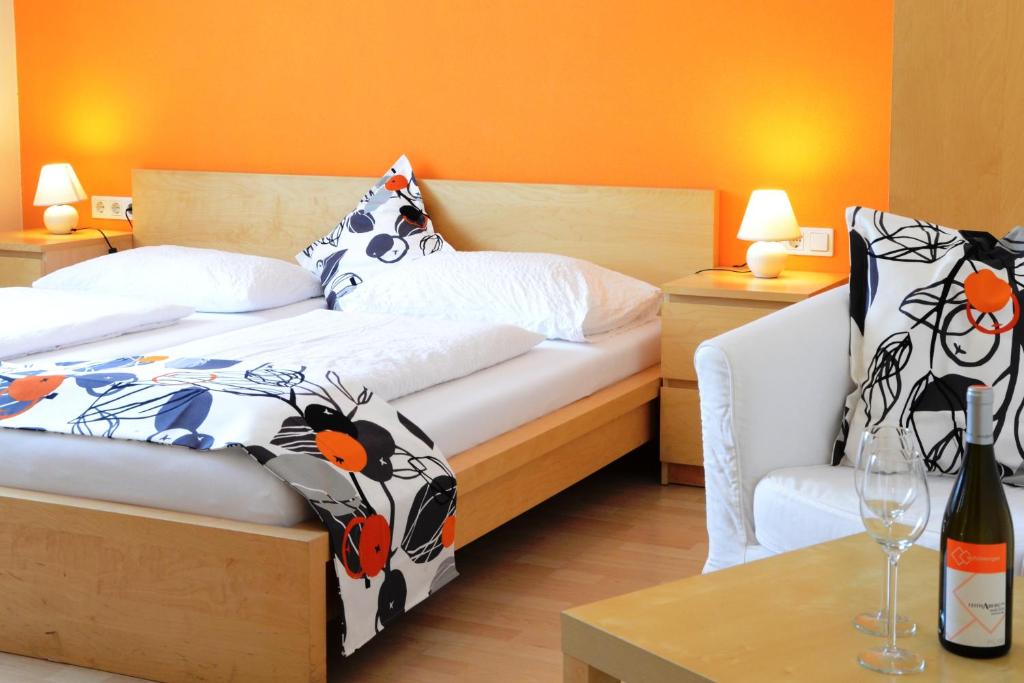 格拉马特诺伊锡德尔HOTEL MARIA的一间卧室配有一张床、一张沙发和一张桌子