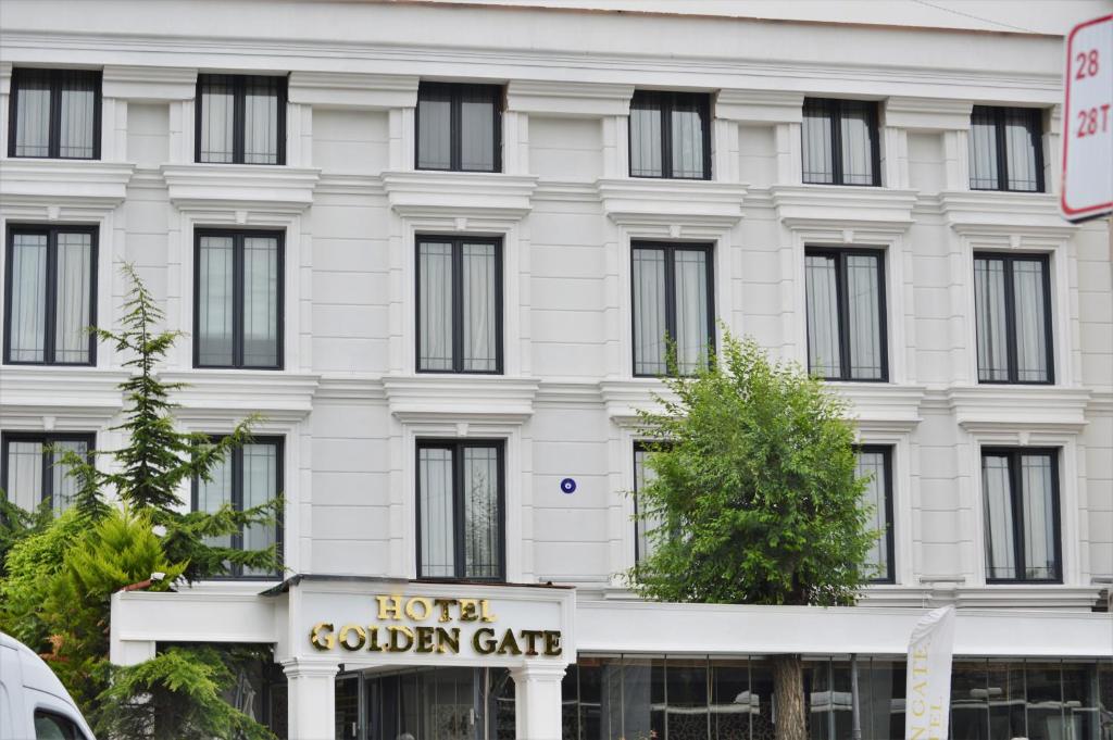 伊斯坦布尔Golden Gate Hotel Old City的白色的建筑,设有酒店哥伦比亚咖啡厅