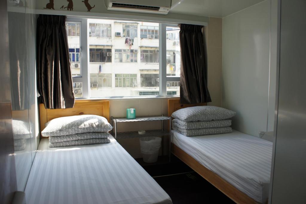 香港宏洋旅店的小型客房 - 带2张床和窗户