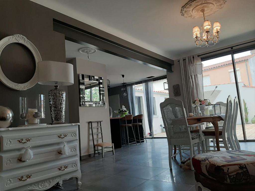 莱萨布勒-多洛讷Villa Raissa marché Arago et les plages的客厅配有白色梳妆台和桌子