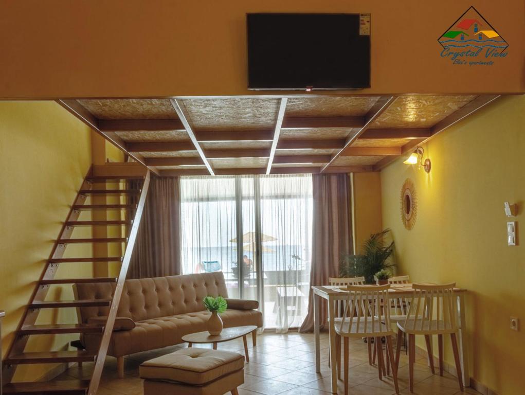 卡瓦拉Crystal View - Elsa's Apartments的带沙发的客厅和天花板上的电视