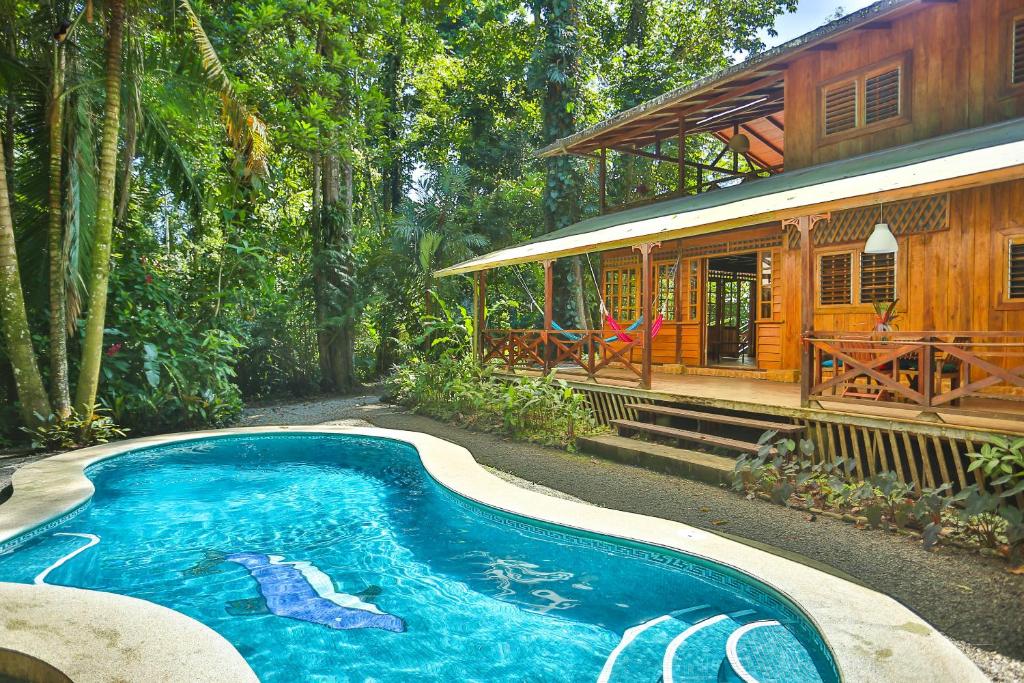 别霍港La Kukula Lodge的一座房子前面设有游泳池
