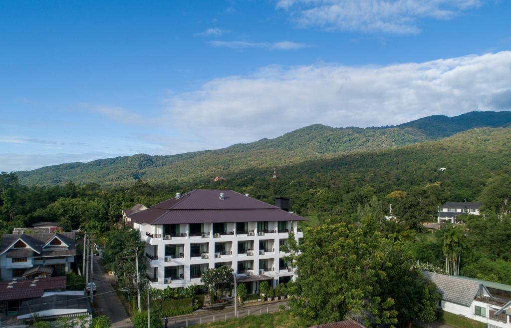 清迈桑宁静旅馆的享有背景山景建筑的景致。