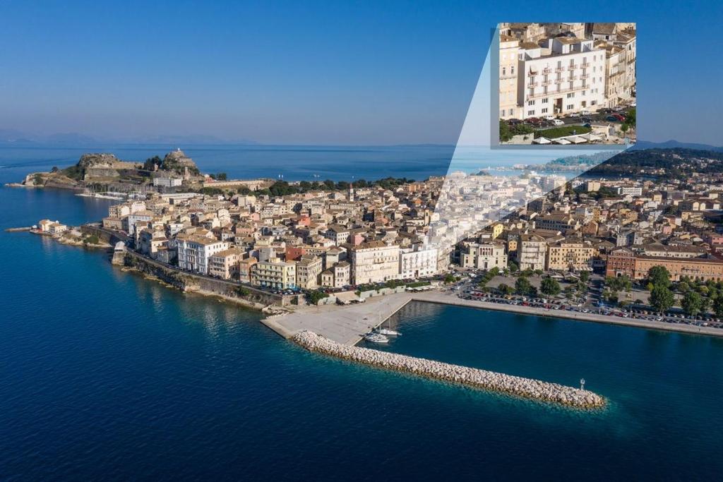 科孚镇码头城市酒店的两幅城市和水体的照片