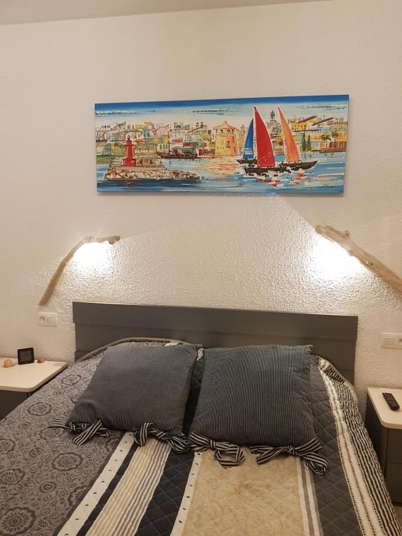 坎布里尔斯Méditerranée Room VILLA BLANCA Cambrils的一间卧室配有一张壁画床