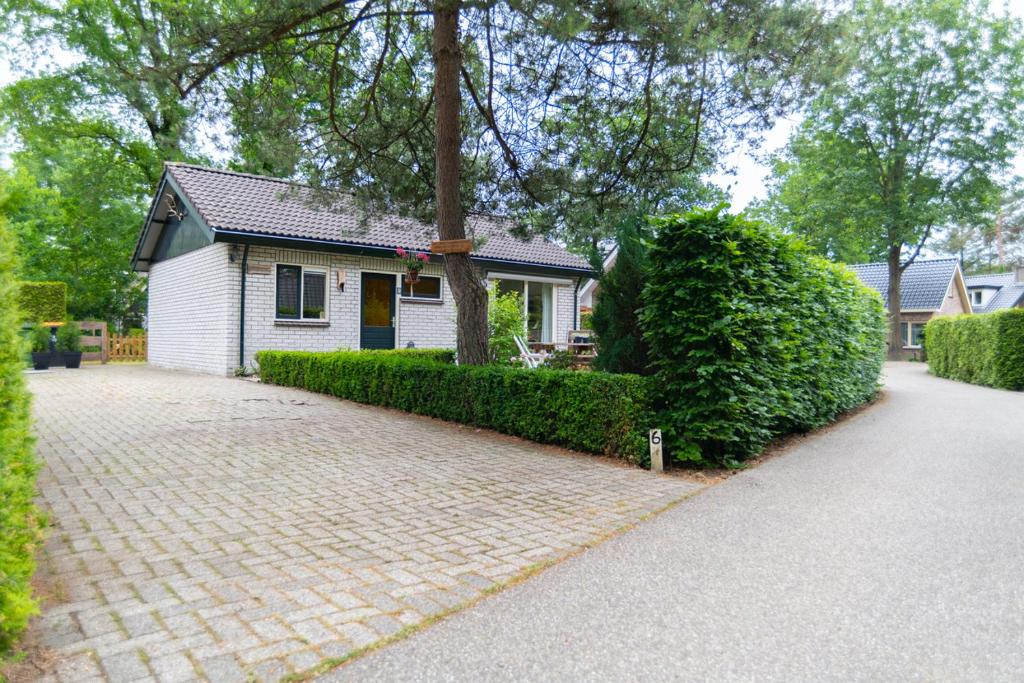 奥特罗Vakantiehuisje Specht的房屋前有砖砌车道的房子