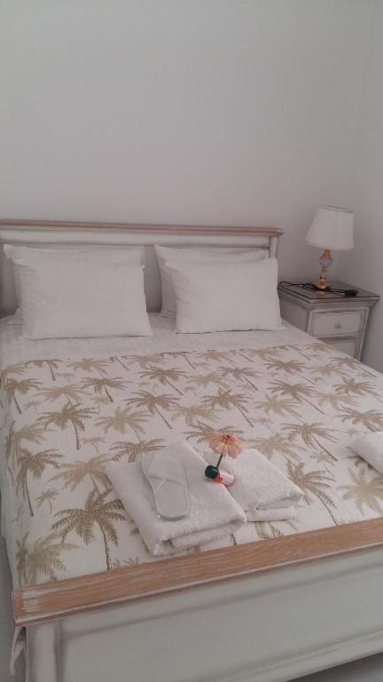 斯巴达NN Luxury Apartment near Athens airport的一张带毛巾和娃娃的床