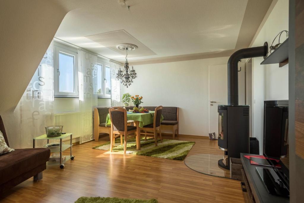 梅肯博伊伦Ferienwohnung Schürer的客厅配有桌子和沙发