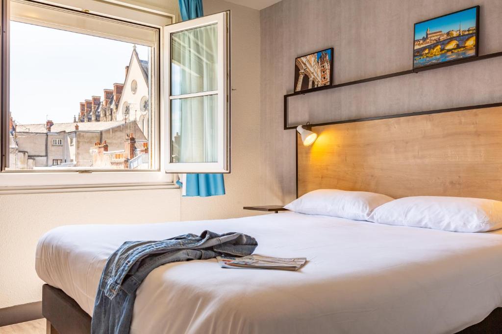 布鲁瓦布卢瓦中心城堡宜必思酒店的酒店客房设有床和窗户。