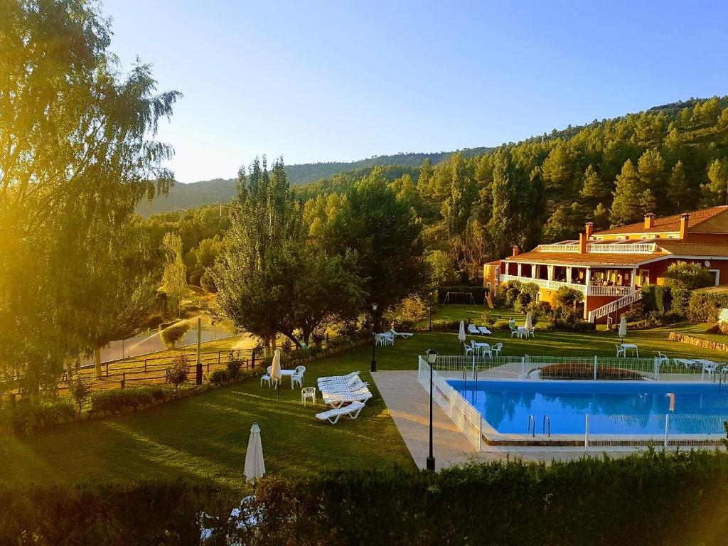 波加拉Hospedium Hotel Val de Pinares的一座带游泳池和大楼的度假村