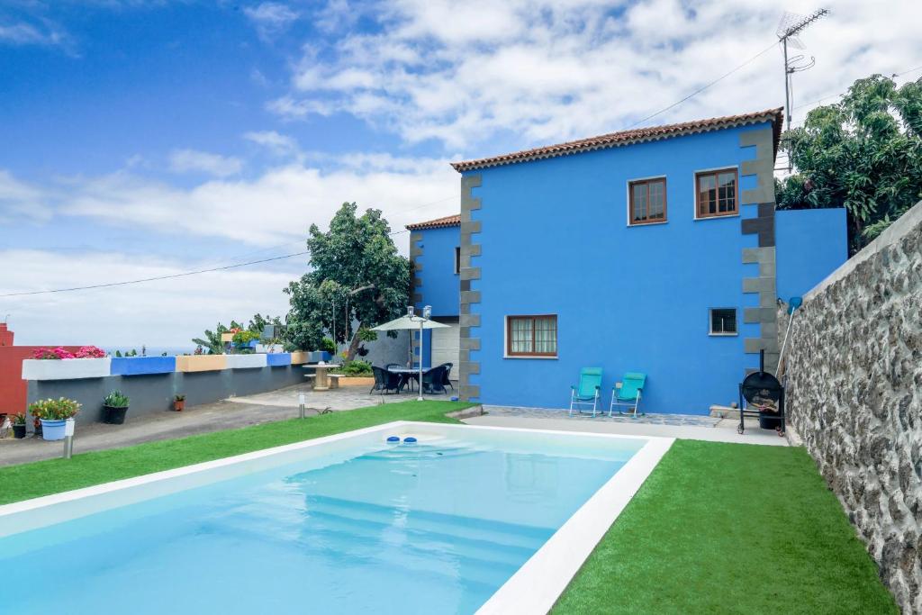 伊科德洛斯维诺斯Casa Las Cañas的别墅前设有游泳池
