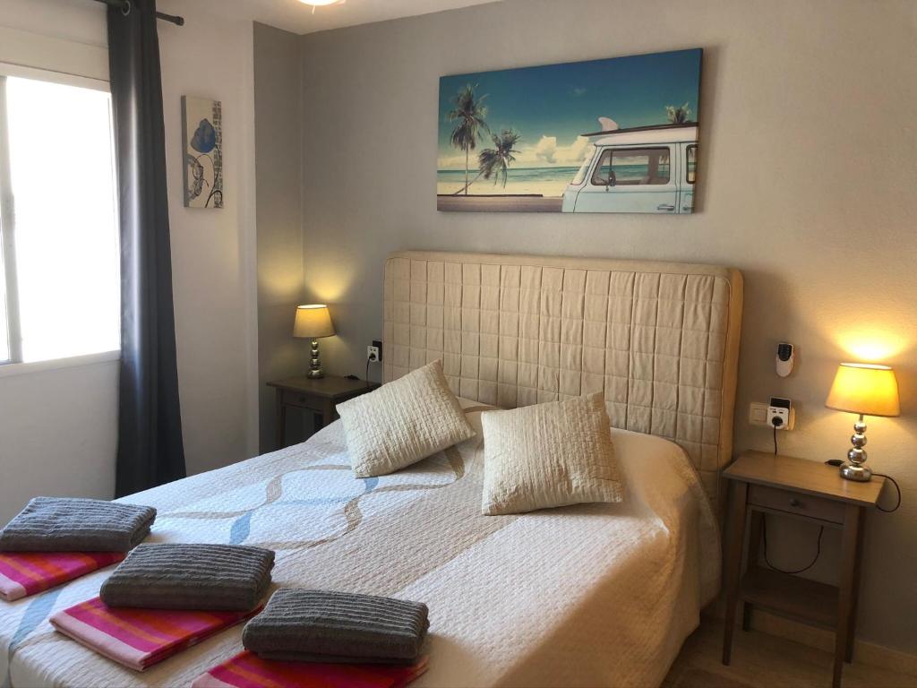 马萨龙港Our Sol的一间卧室配有一张带两个枕头的床