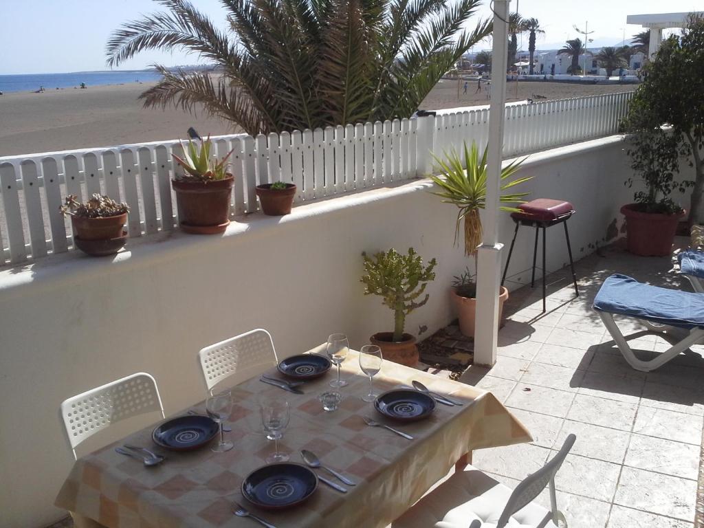 宏达海滩Villa Mela的一张带蓝色板子和椅子的桌子以及海滩