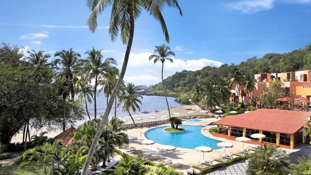 帕纳吉Taj Cidade de Goa Heritage, Goa的享有带游泳池和海滩的度假村景色
