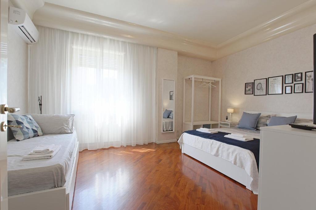 阿格里真托Profumo di Zagara - Locazione turistica的一间卧室设有两张床和窗户。