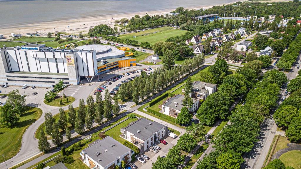 派尔努Pärnu Ranna Residents的海滩旁建筑物的空中景观