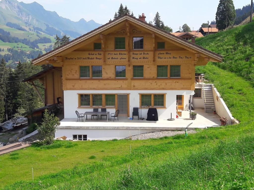 阿德尔博登Ferien in der Bergwelt von Adelboden的山顶上的大型木屋