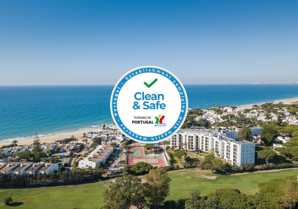 韦尔都勒博多纳菲利帕酒店的海滩旁清洁安全的酒店标志