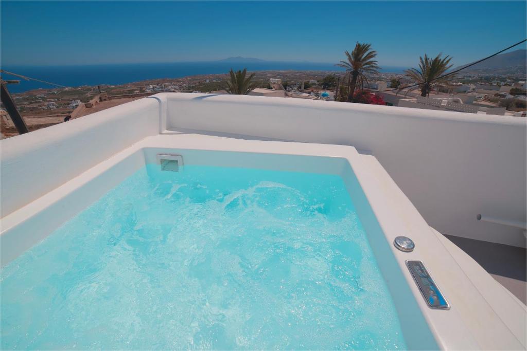 Eternity Suites Santorini内部或周边的泳池