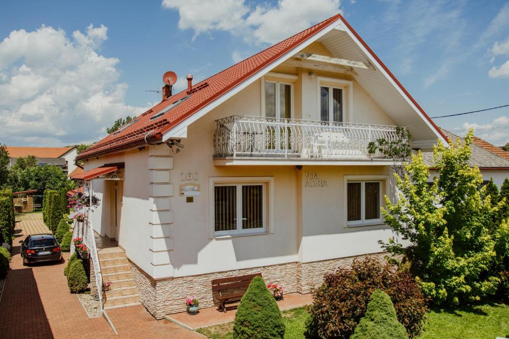 赫拉布斯Vila Adria的带阳台和庭院的白色房屋