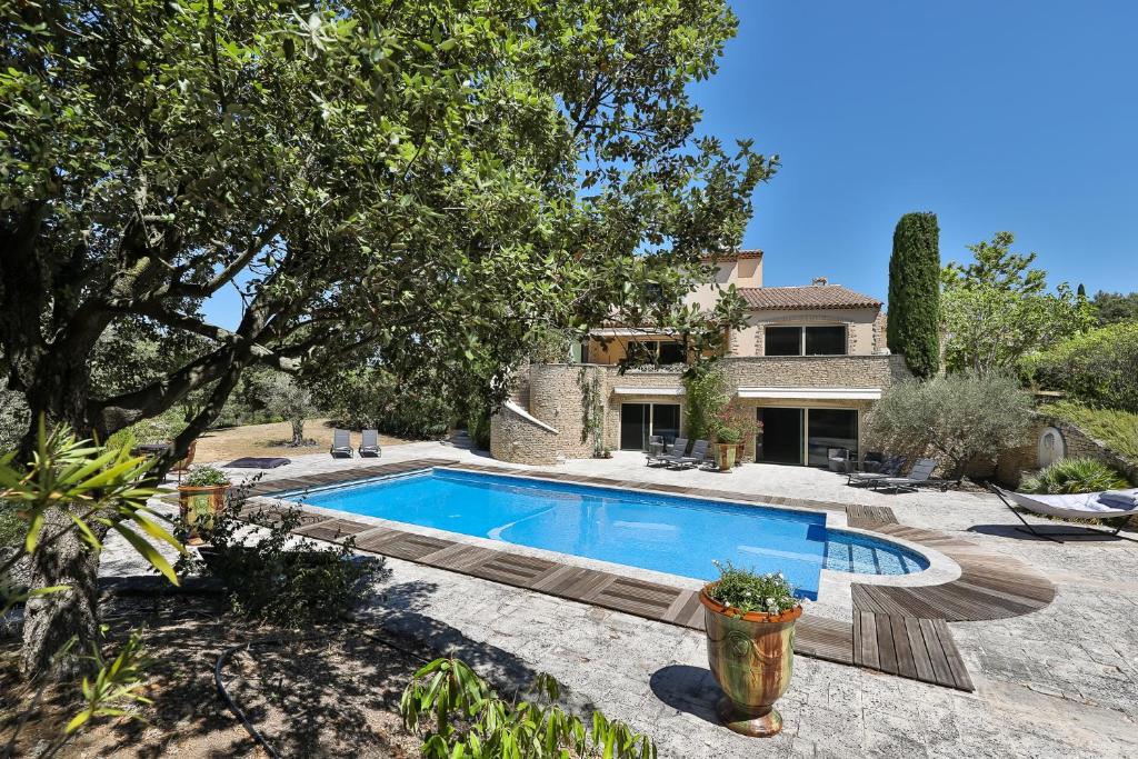 古尔Quintessence Provence的房屋前的游泳池