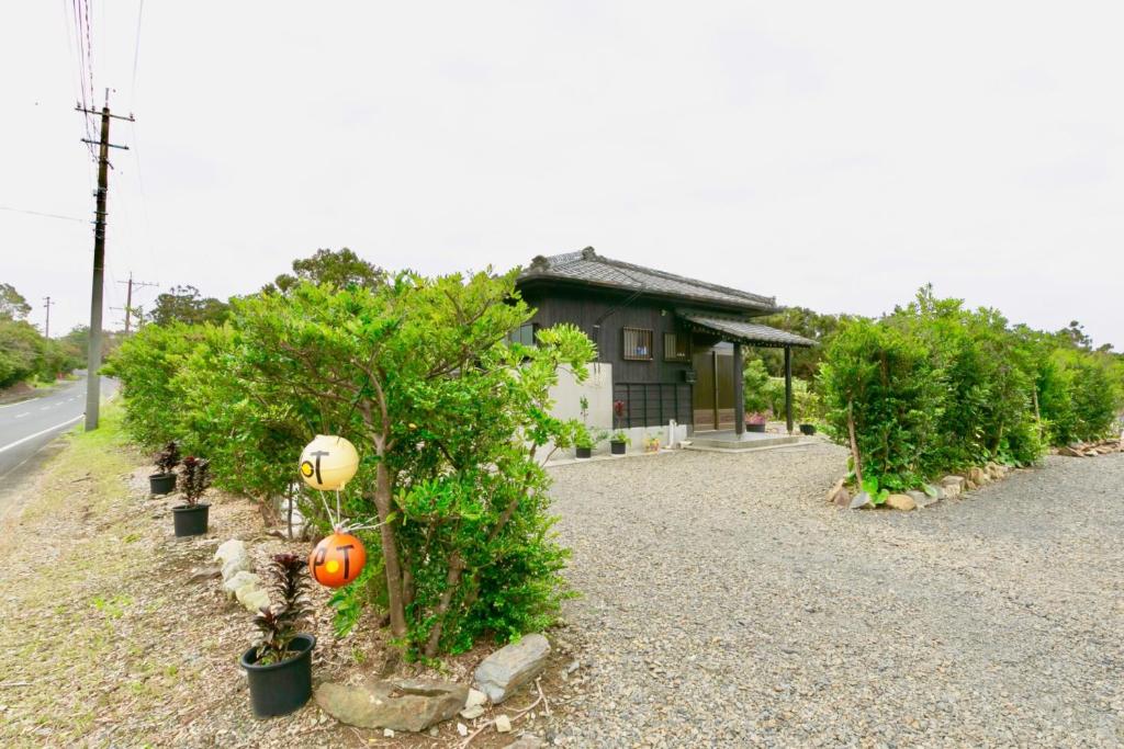 YudomariKumage-gun - House - Vacation STAY 89468的路边一排树木的房子