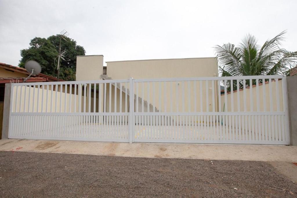 乌巴图巴Recanto do Camargo的房屋前的白色门
