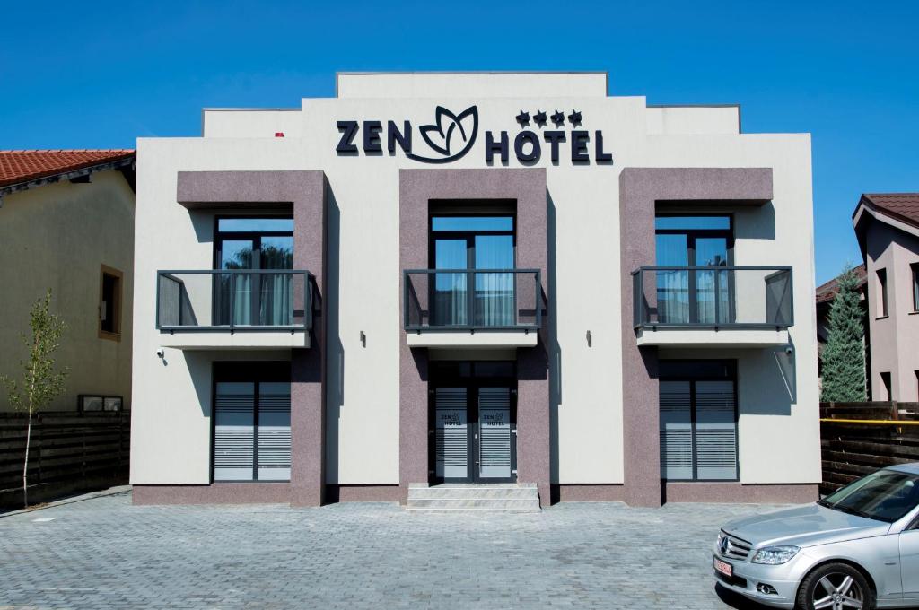 福克沙尼ZEN Hotel Focșani的塞马特酒店,前面设有停车场