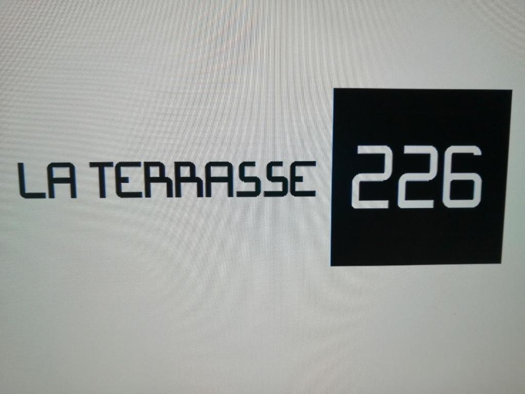 马尔梅迪LA TERRASSE 226的手提电脑屏幕上带有“露台”字样的标志
