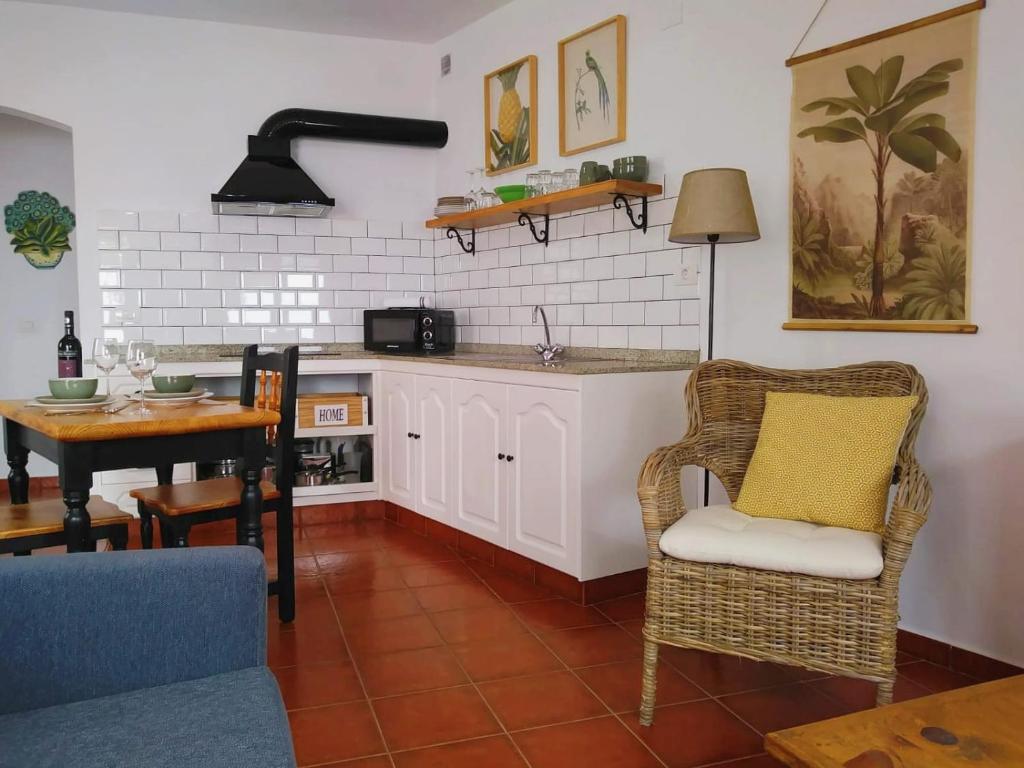 下布雷尼亚Casita La Finca II的厨房配有水槽和桌椅