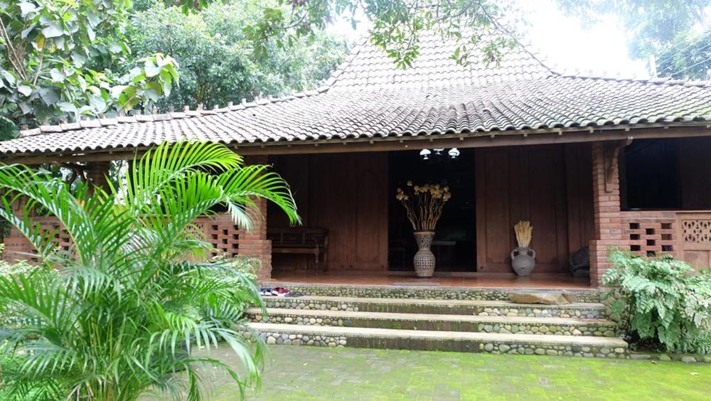 三宝垄Villa Karang Kedempel Bandungan SimplyHomy的一个小房子,有楼梯通往