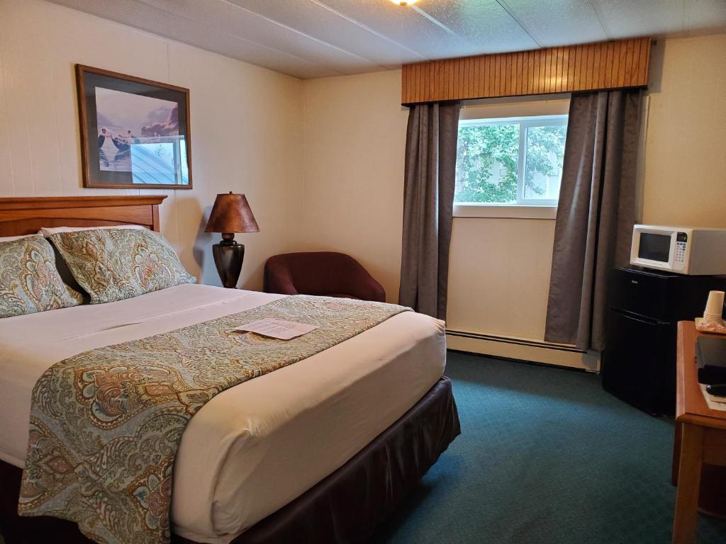 Delta JunctionAlaska Country Inn的酒店客房设有床和窗户。