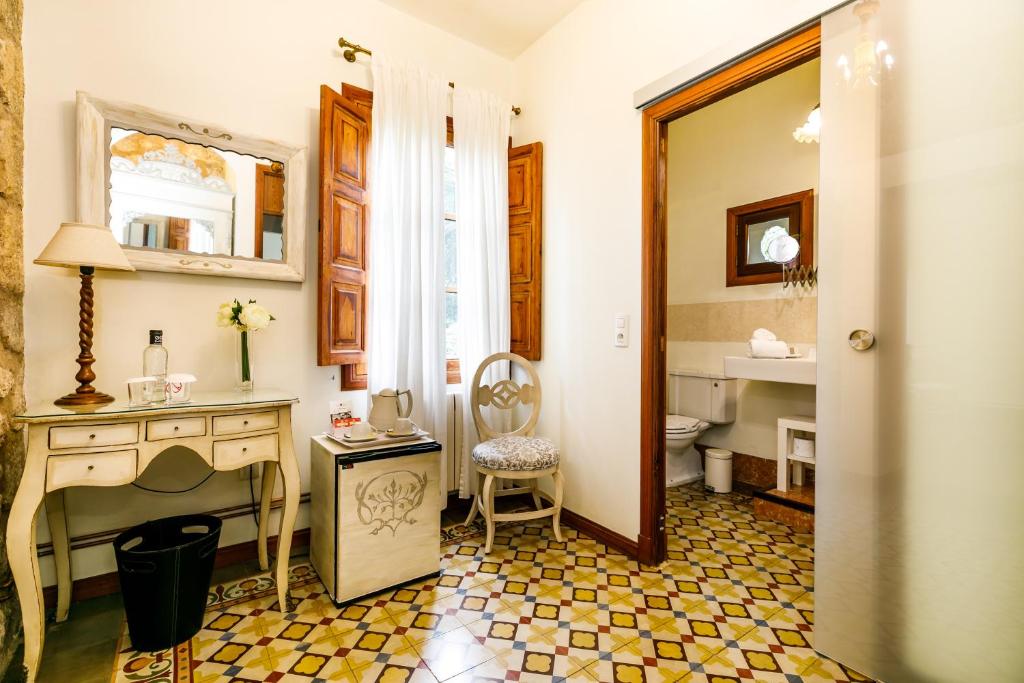 索列尔芬卡卡斯桑特酒店的一间带水槽、书桌和卫生间的浴室