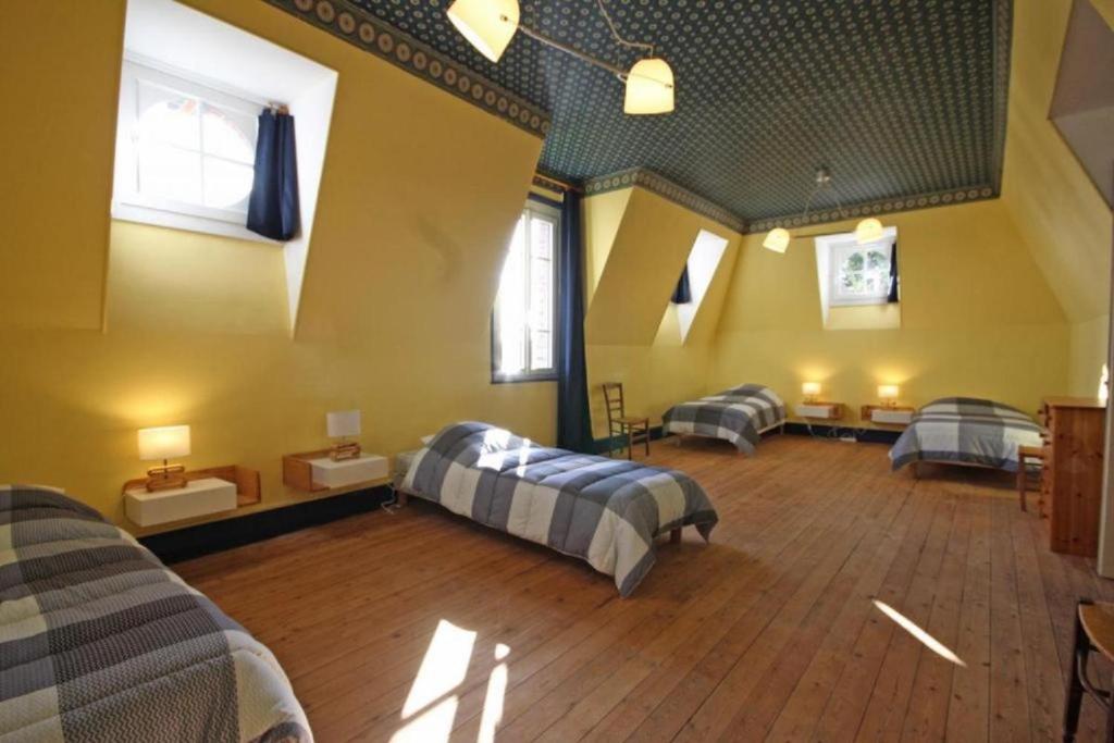 莱格勒Normandie 12 couchages的大房间,设有两张床和两把椅子