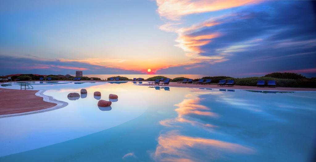 罗萨岛托雷露贾海水浴温泉休闲酒店的游泳池的日落反射