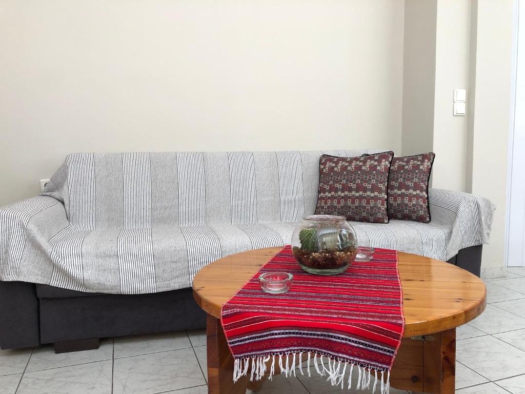 锡蒂亚Sergios Apartment的客厅配有沙发和桌子