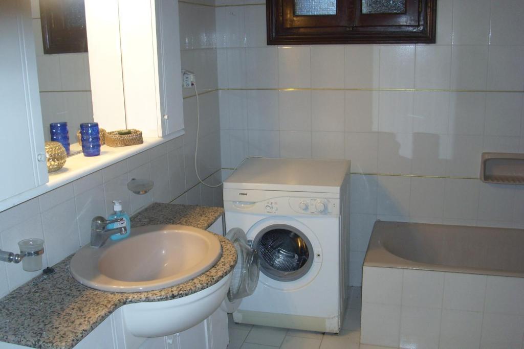 PantokratorasArt House的一间带洗衣机和水槽的浴室