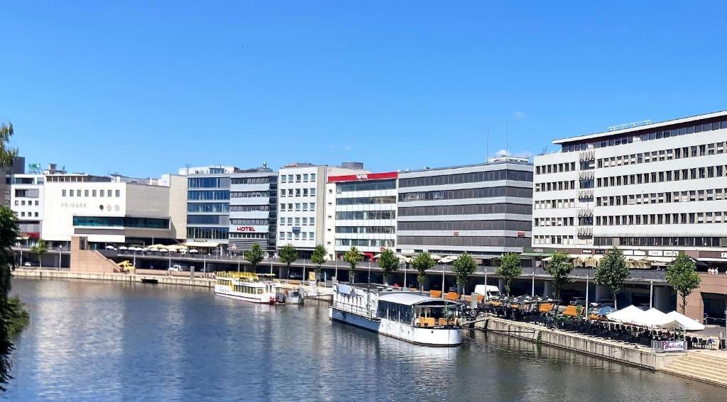 萨尔布吕肯Hotel Stadt Hamburg am Fluss Saarbrücken的一群船停靠在河里,有建筑物