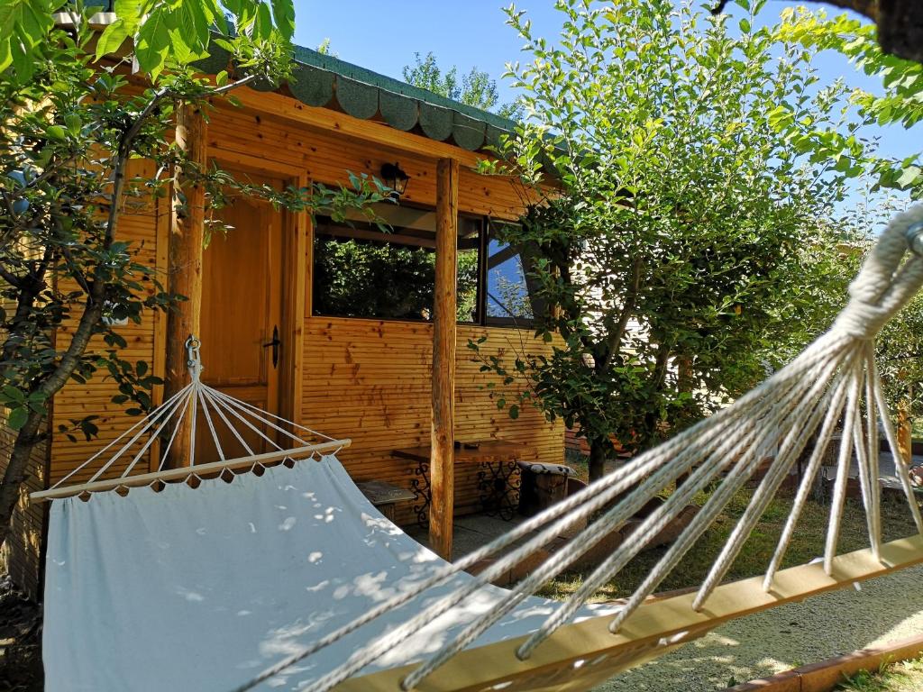 康斯坦察Relax Eaza - Casa cu Hamac的小木屋前的吊床
