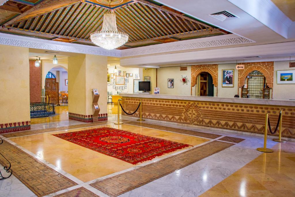 Afourer彻斯勒塔扎库特酒店的一间铺有红色地毯的大型大堂