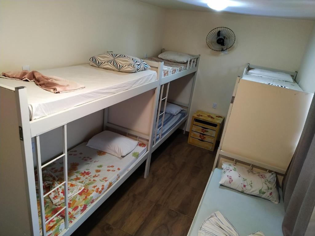 贝洛奥里藏特Hostel BH的铺有木地板的客房内配有两张双层床。