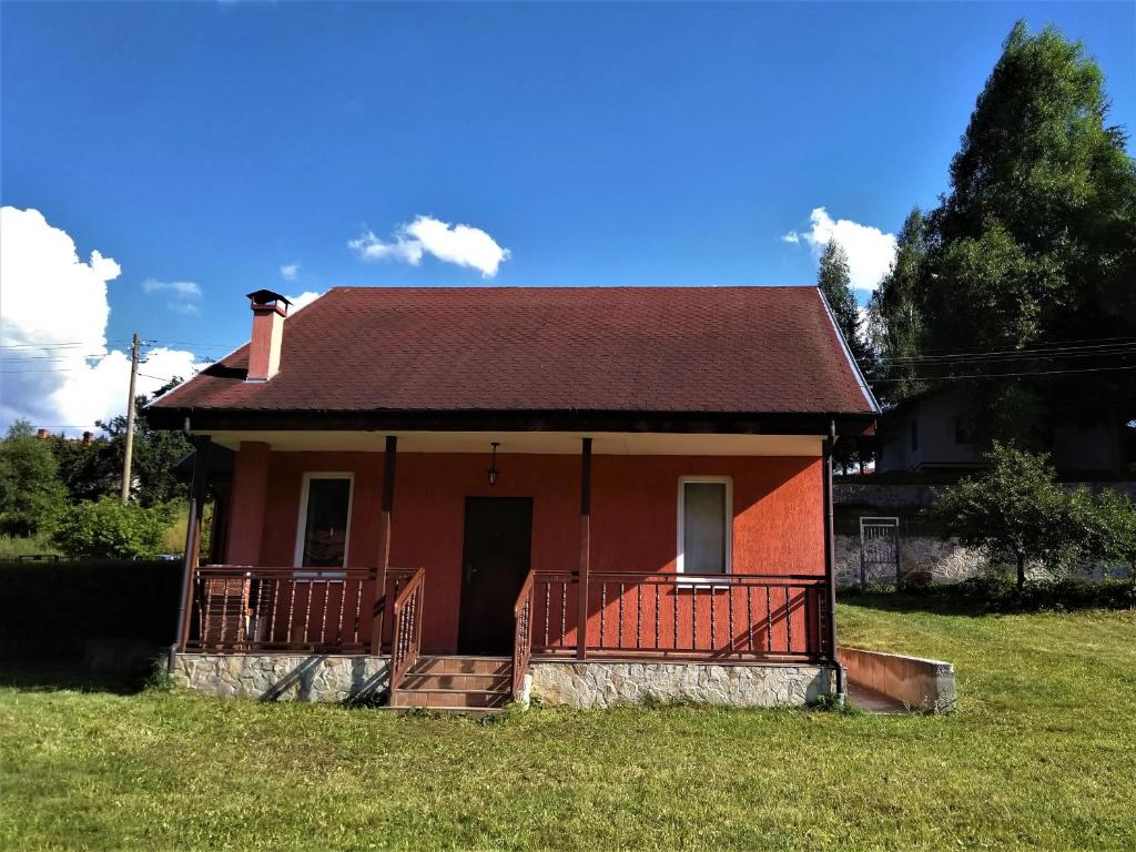 戈韦达尔齐VILLA IRINA - Govedartsi的一座红色的小房子,在田野上设有门廊