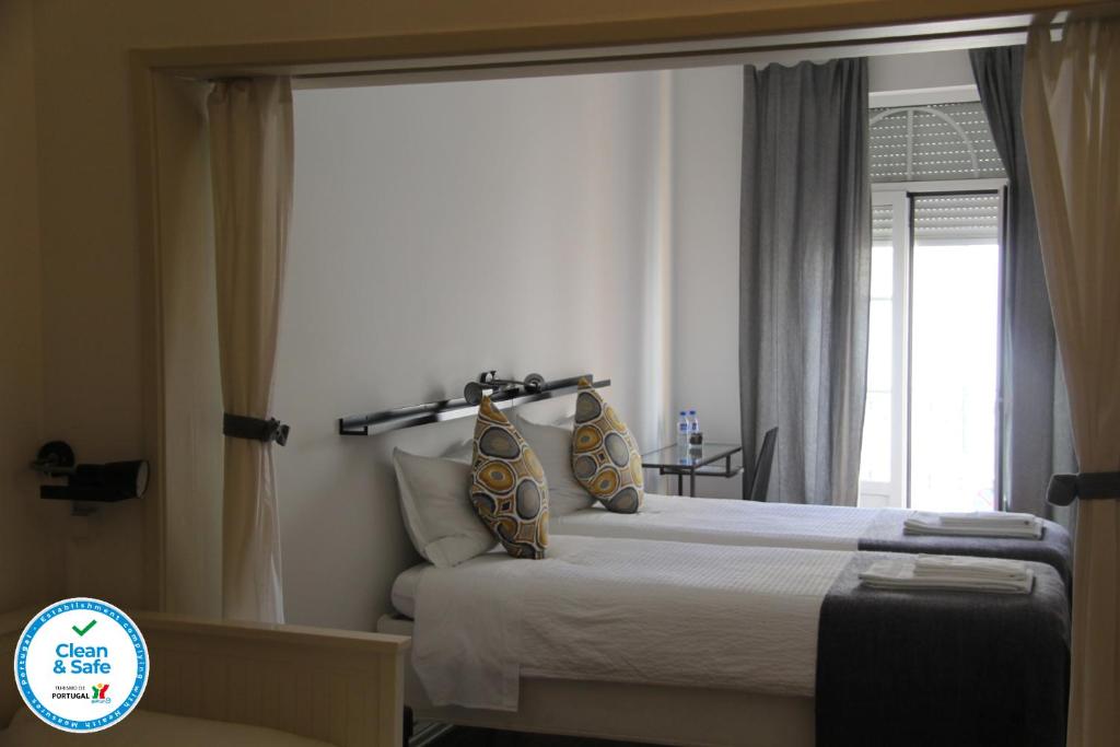 埃武拉StayInn City - Évora的一间卧室设有一张大床和窗户