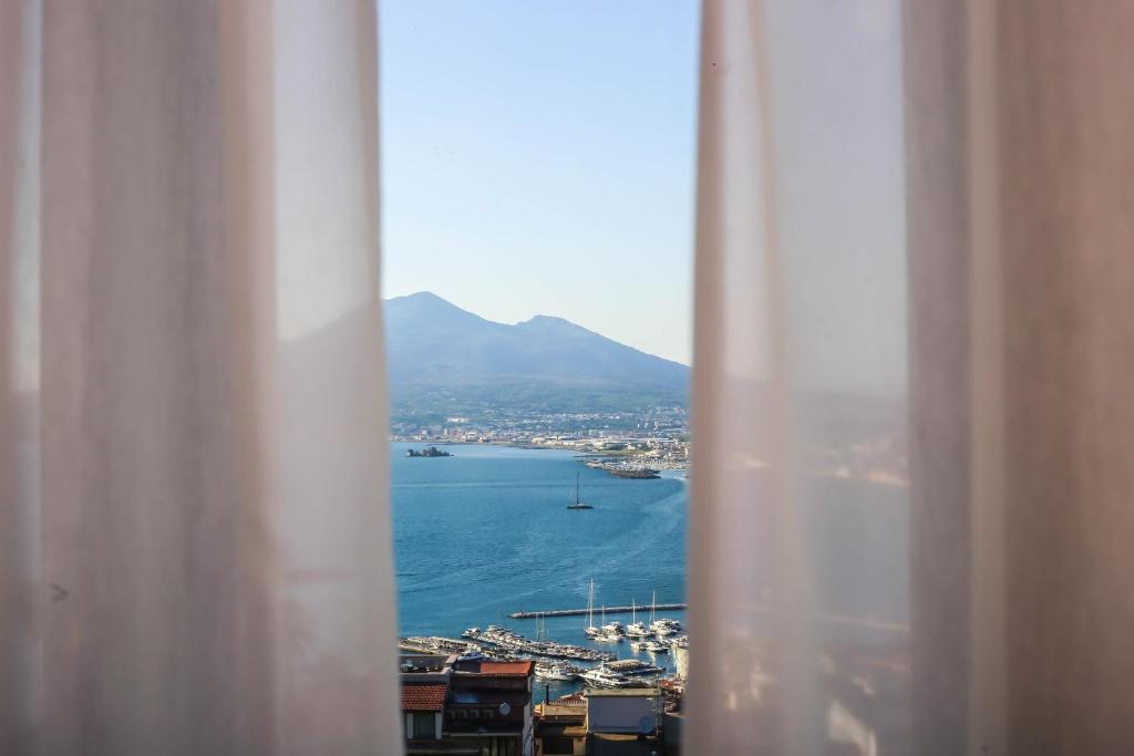 卡斯特拉玛雷帝斯达比亚Experience Boutique Hotel - Villa Cimmino的从窗户可欣赏到海景