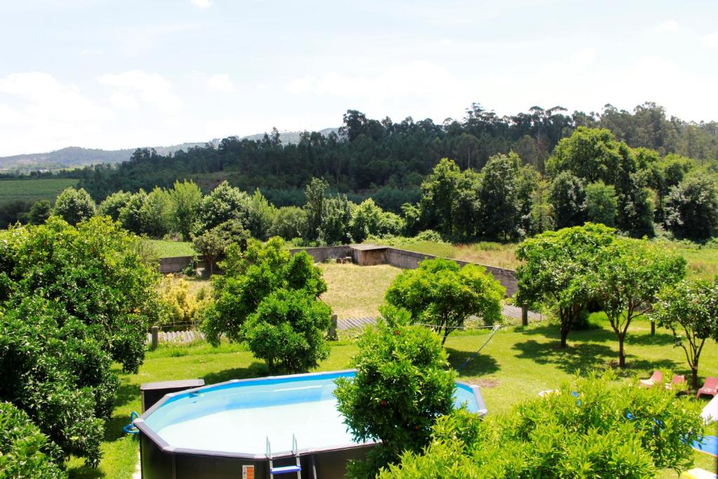 布拉加Quinta Santo António Amares的享有带游泳池和树木的庭院的景色